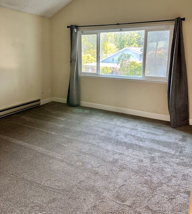 Building Photo - 2 Bed/ 1.5 Bath Condo with 2 car Garage