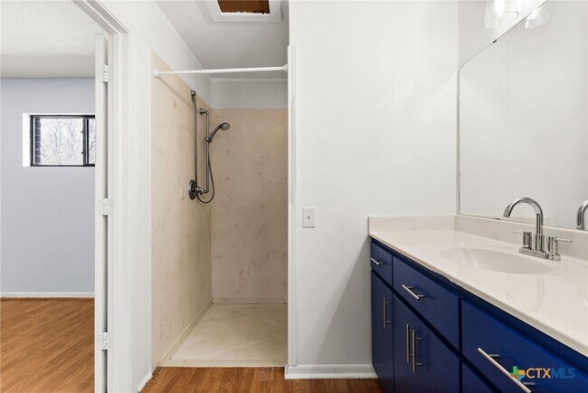 Building Photo - 204 Oak St