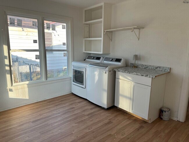 Building Photo - 3213 Hollywood Ave