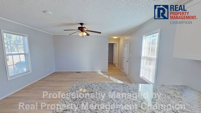 Building Photo - 2 BD/2 BA Home w/Open Main Living Area and Split Bedrooms