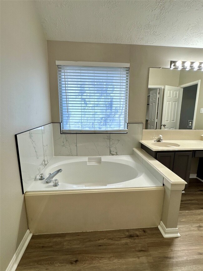 Building Photo - 6102 Sandy Valley Dr