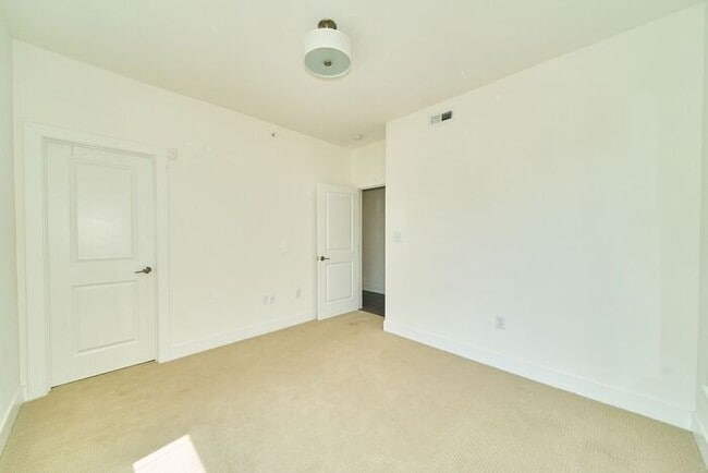 Building Photo - Sweet 2 Bed 2 Full Bath Downtown Indy Condo with Balcony Views!