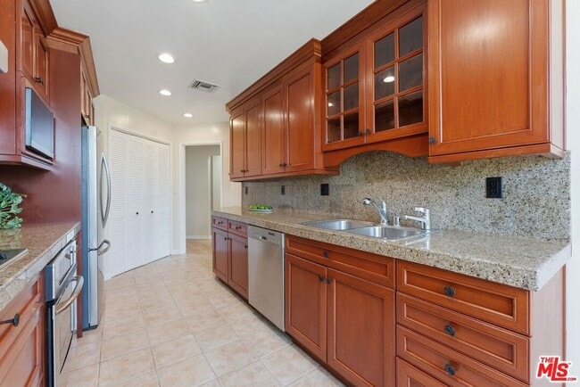 Building Photo - 1315 S Roxbury Dr