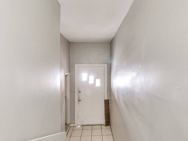 Building Photo - Cute Duplex - Upper Unit!