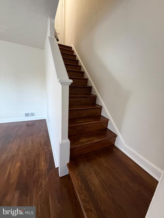 Building Photo - 374 Chaplin St SE