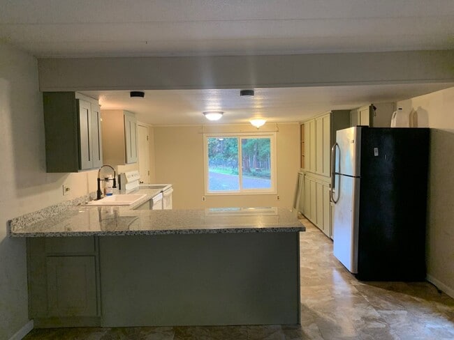 Building Photo - $2,000 - Three Bedrooms, One Full Bath Ren...