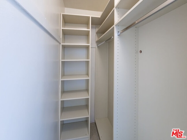 Building Photo - 8967 St Ives Dr