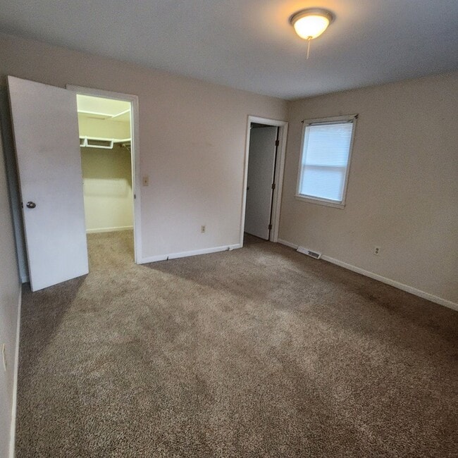 Building Photo - 703 Ikes Rd