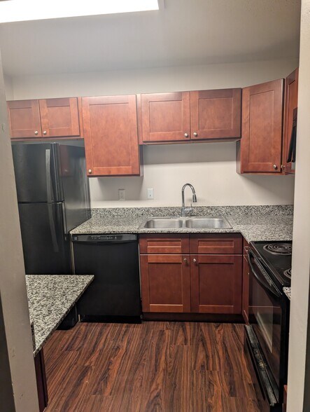 Building Photo - 1800 Riverwood Dr