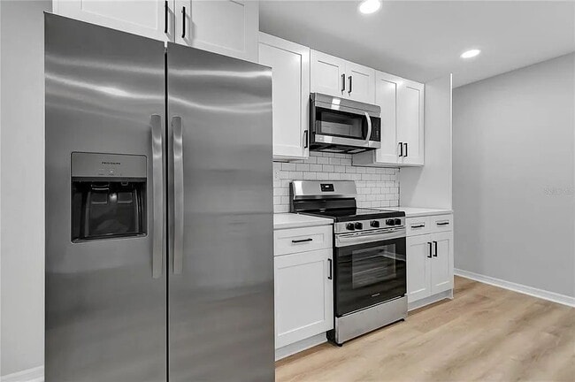 Building Photo - "Charming 2-Bed Duplex Retreat at 770 Scot...