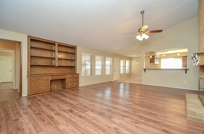 Building Photo - 3027 Colonial Dr