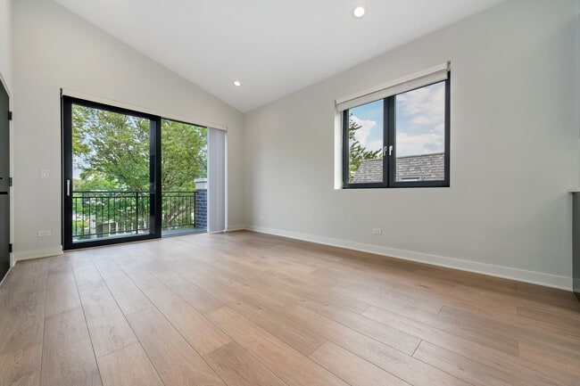 Building Photo - 4426 N Kenneth Ave