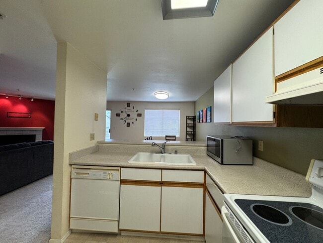 Building Photo - Comfortable & Convenient Condo in Renton