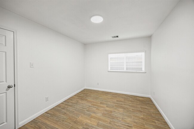 Building Photo - 5427 Stonegate Dr