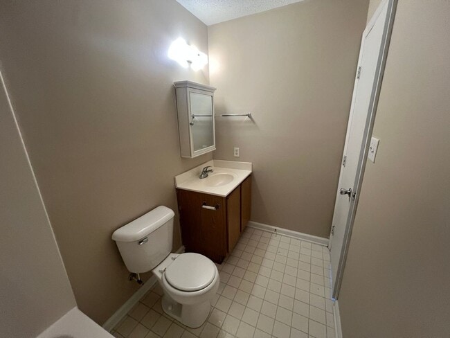 Building Photo - Beautiful 2 bedroom 2.5 bath town house located off Piney Green Road