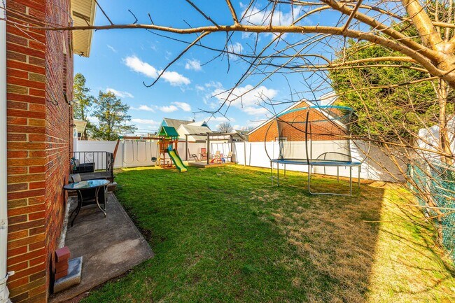 Building Photo - Large 3 Bedroom Apt + Private Office Space