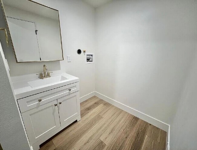Building Photo - Beautiful Newly Remodeled HUGE 3 bedroom