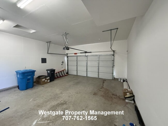Building Photo - 1708 Southridge Dr