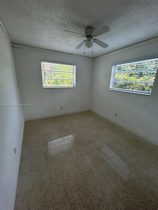 Building Photo - 4900 SW 28th Terrace