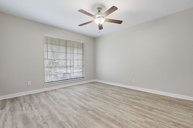 Building Photo - Celeste Manor - 1 Bedroom / 1 Bathroom, Updated