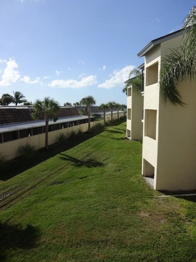 Building Photo - Venice, FL MACARTHUR BEACH Gated Comm. 2/2...