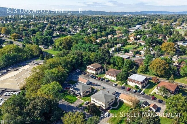 Building Photo - 613 Oakwood St