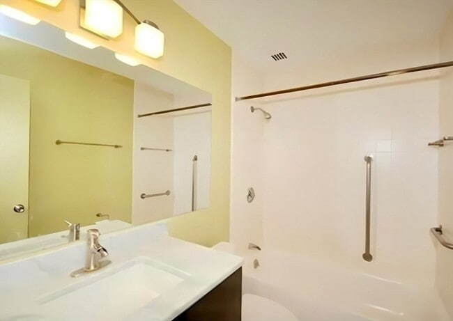 Building Photo - 33 Pond Ave