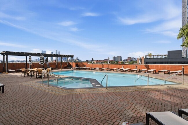 Building Photo - 102 Christopher Columbus Dr