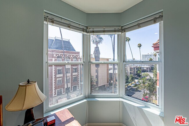 Building Photo - 620 S Gramercy Pl