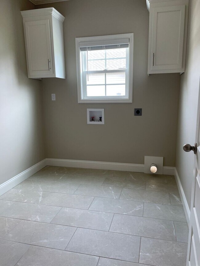 Building Photo - 4 Bedroom/3.5 Bath Home in North Lowndes C...