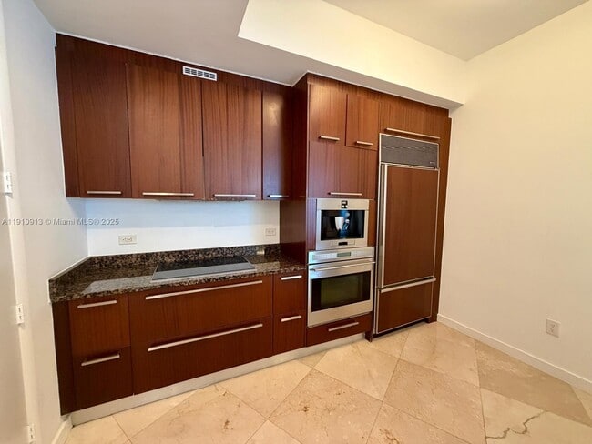 Building Photo - 16001 Collins Ave