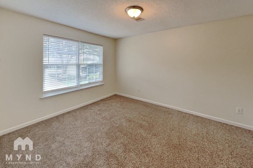 Building Photo - 6332 Hickory Ln Cir