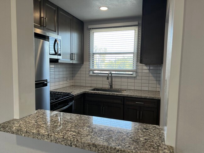 Building Photo - 863 Diamond St