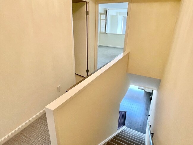Building Photo - Iconic Gramercy Towers! 2 Story 2BR/2.5BA! 1,745SqFt!  VIEWS! Pool! Fitness! Pet! Parking!  Laund...