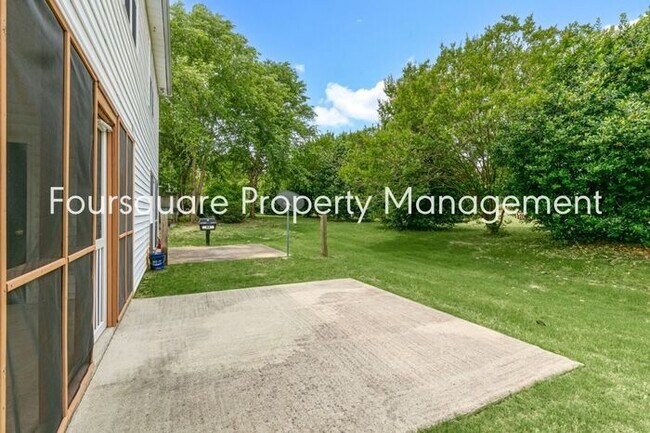 Building Photo - Townhome | Screened Back Porch | Back Pati...
