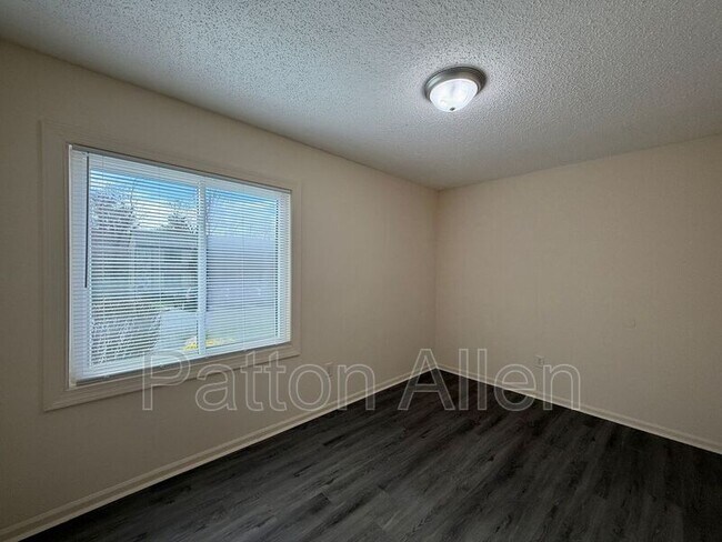 Building Photo - 35 Dawnwood Cir