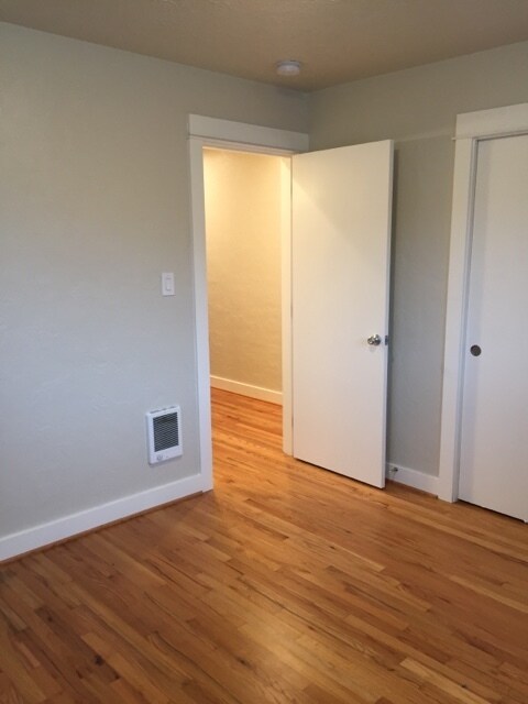 Building Photo - 2 BR Remodel 1000sqft Private/End unit-Har...