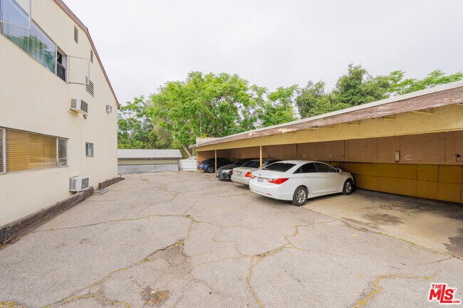 Building Photo - 10043 Haines Canyon Ave