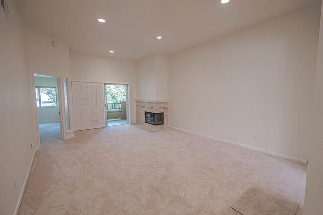 Building Photo - COMING SOON! 1 Bedroom Condo for Rent in V...