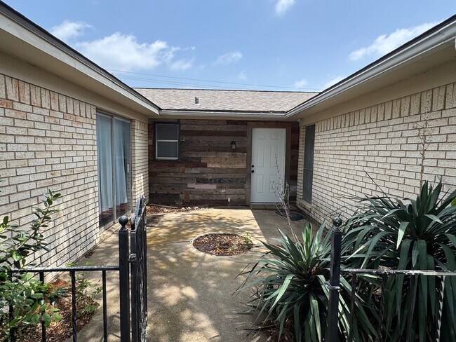 Building Photo - Corner Lot Home with Beautiful Trees