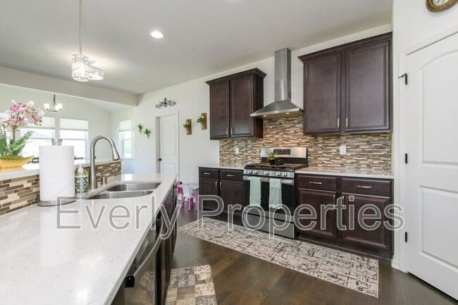 Building Photo - W242N5663 Simona Dr