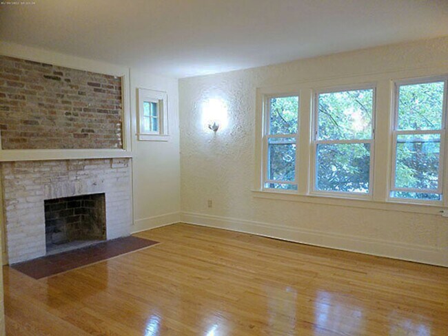 Building Photo - Available 6/1/26 Newly Renovated Spacious ...