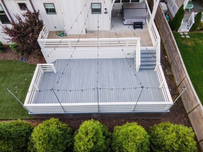 Building Photo - **LIKE-NEW, HIGH-END EXECUTIVE HOME WITH I...