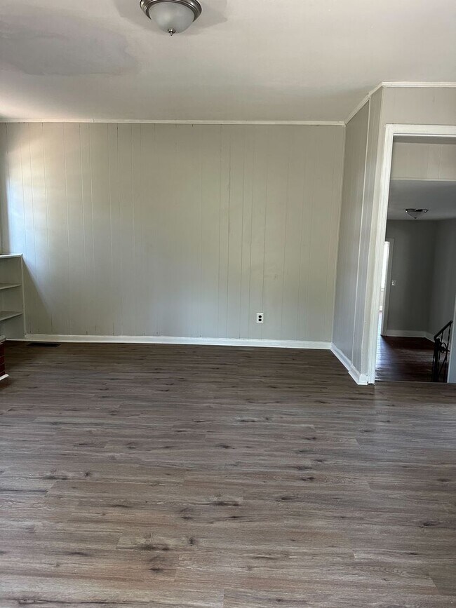 Building Photo - Classic Charm Meets Modern Comfort – 3BR/2BA Home