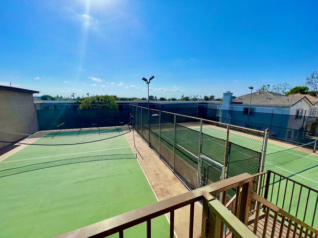 Building Photo - 2501 W Redondo Beach Blvd