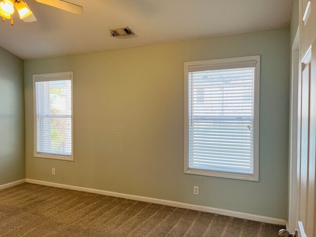 Building Photo - Sought after community, swimming/playground, courtyard, 1 car garage, 2 bed/2.5 bath, granite  co...