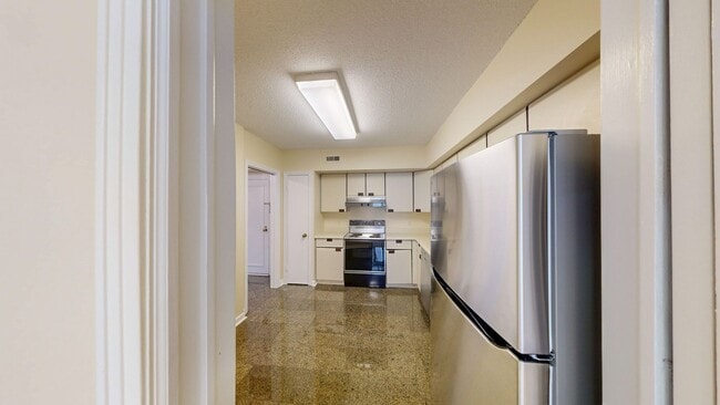 Building Photo - Nice One Bed + One Bath in Luxury Secure Doorman Bldg
