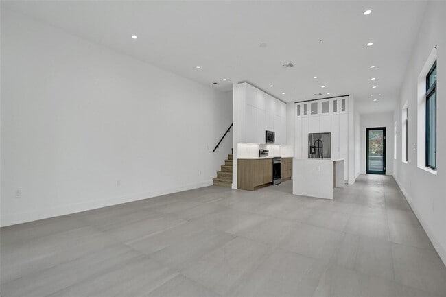 Building Photo - 606 SW 7th Ave