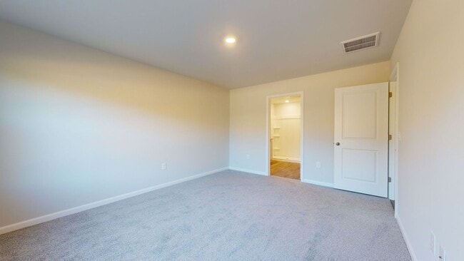 Building Photo - 4 bedroom Home in WATERSIDE!