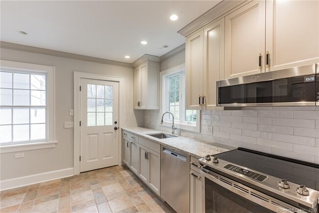 Building Photo - 49 Sunset Dr